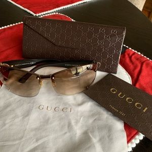 Gucci glasses with case and cleaning cloth. Authentic Gucci Sunglasses.